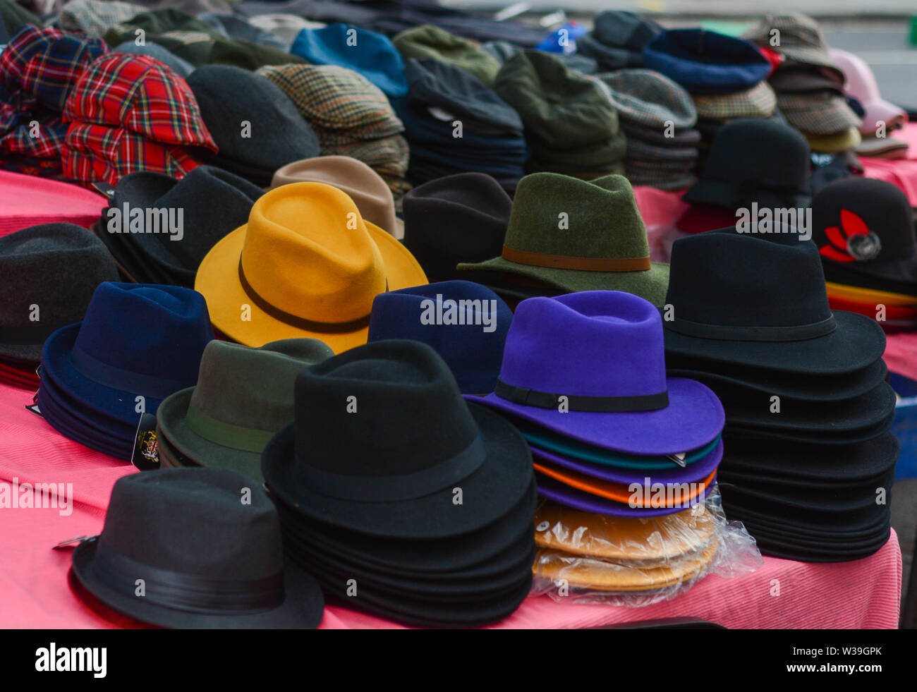 Londres, Royaume-Uni, le 9 juillet 2019 : différents types d'hommes et de femme chapeaux pour vente à la marché de Portobello Road Banque D'Images