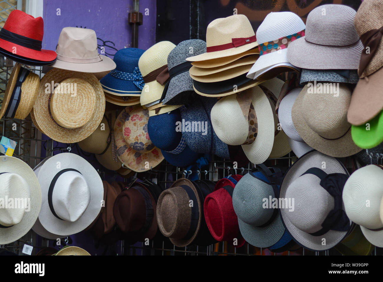 Londres, Royaume-Uni, le 9 juillet 2019 : différents types d'hommes et de femme chapeaux pour vente à la marché de Portobello Road Banque D'Images