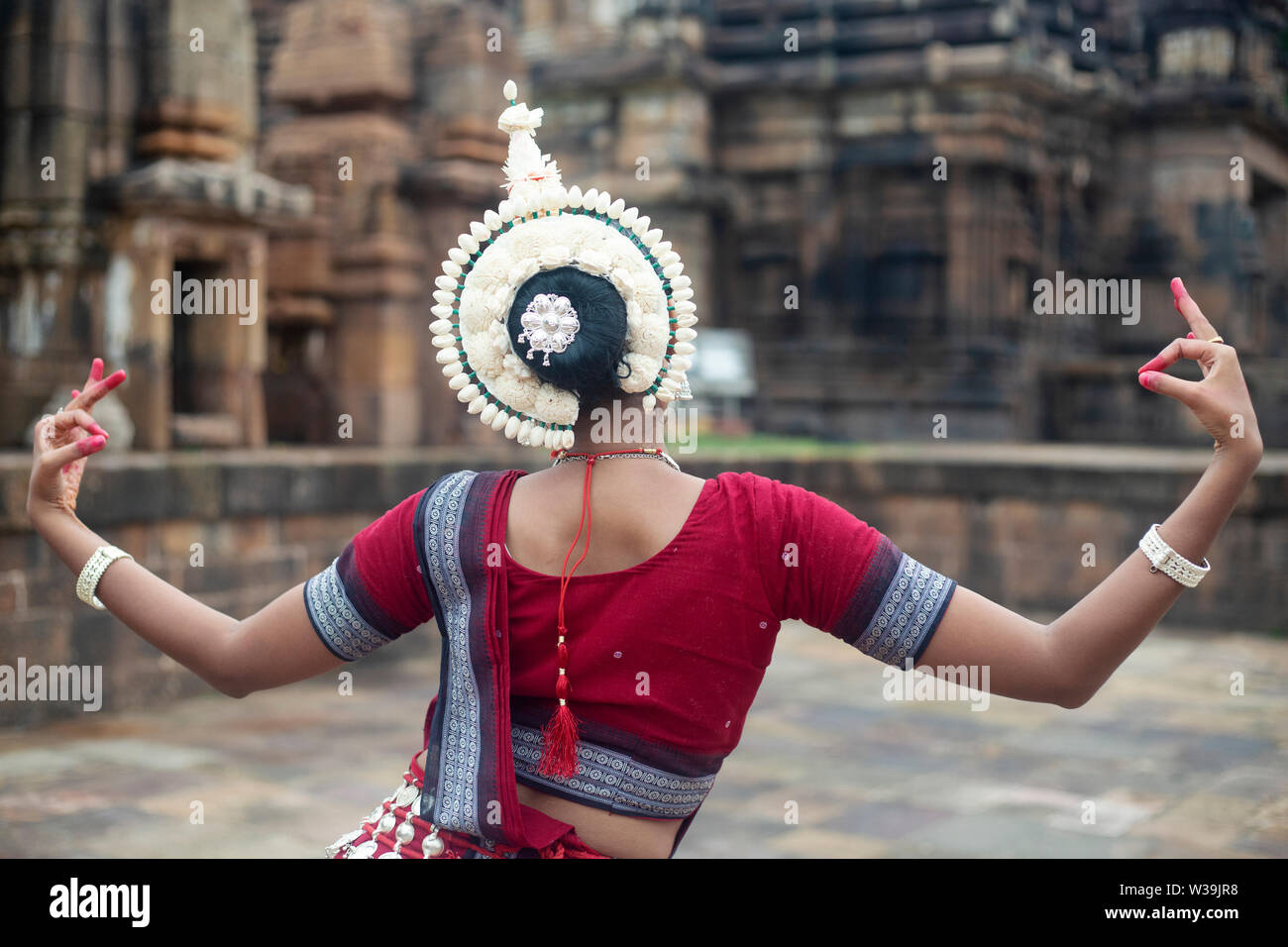Vue arrière d'une danseuse odissi posing at Temple Mukteshvara, Bhubaneswar, Inde, d'Odisha. Banque D'Images