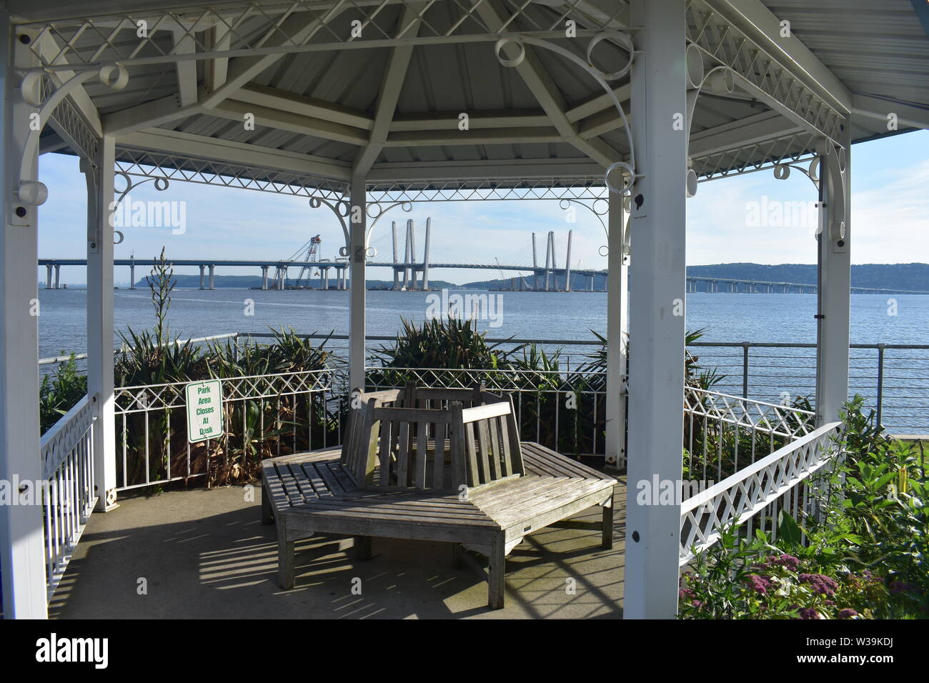 Mignon petit belvédère dominant le nouveau pont Tappan Zee, également connu sous le nom de Mario Cuomo, le pont et la rivière Hudson Banque D'Images