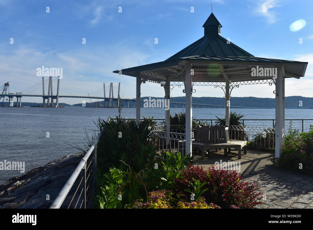 Mignon petit belvédère dominant le nouveau pont Tappan Zee, également connu sous le nom de Mario Cuomo, le pont et la rivière Hudson Banque D'Images