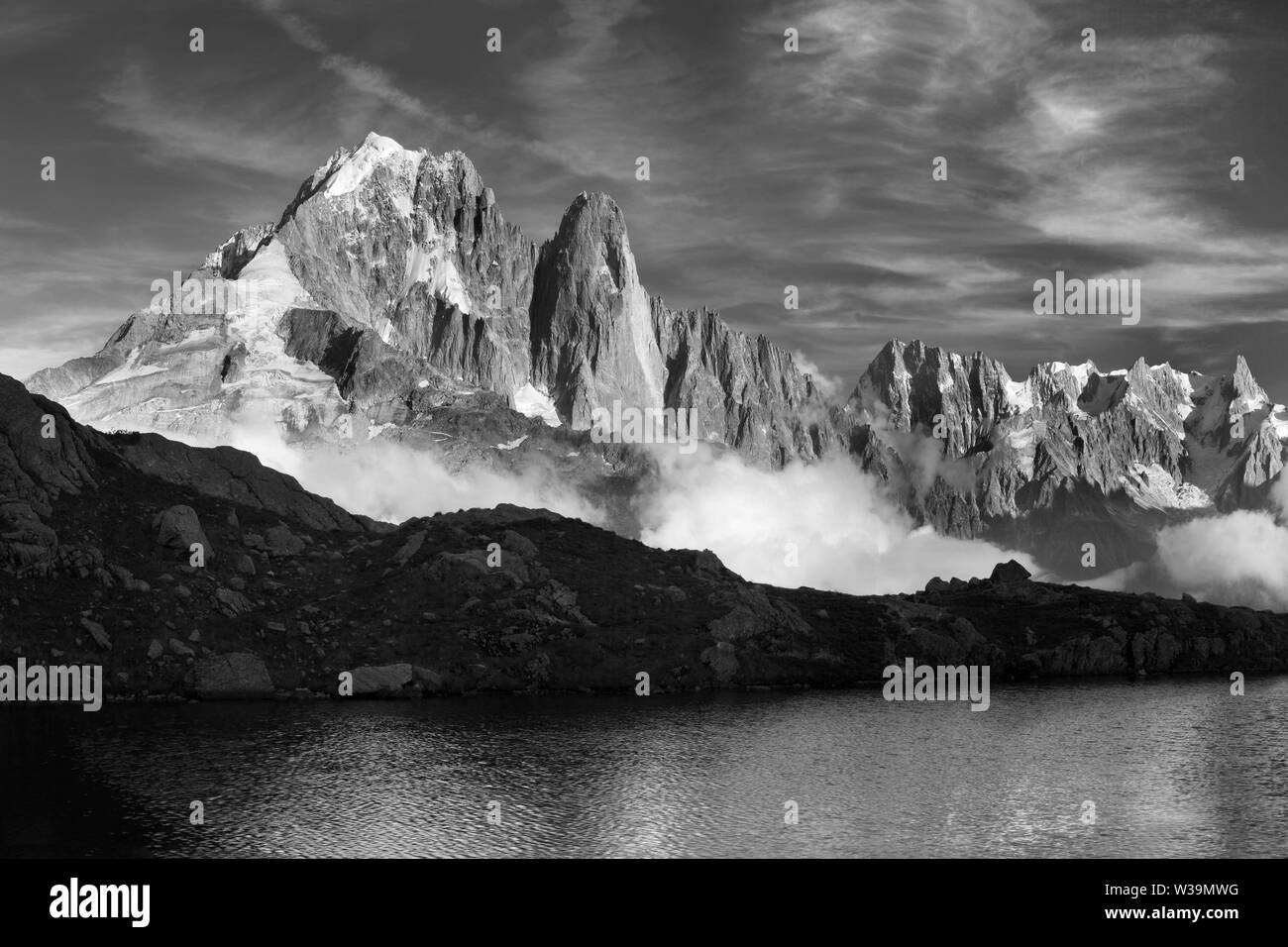 Vue d'été colorée sur le Mont blanc (Monte Bianco) en arrière-plan, situation à Chamonix. Belle scène extérieure dans la réserve naturelle de Vallon de Berard Banque D'Images