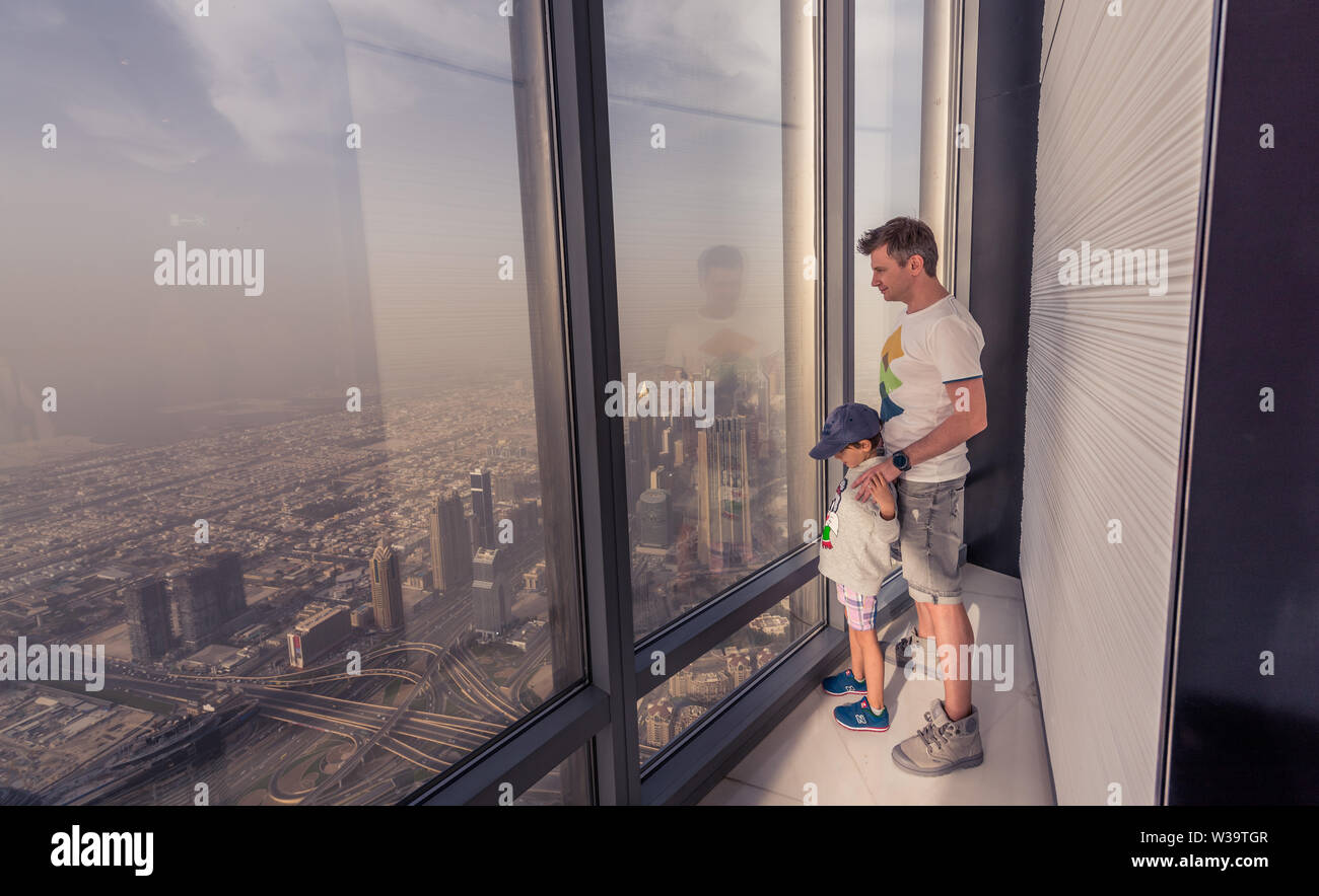 Pour un enfant, voir le monde dans le bâtiment le plus haut du monde peut être accablant, palpitant, extraordinaire. Pour un parent, ont l'occasion de Banque D'Images