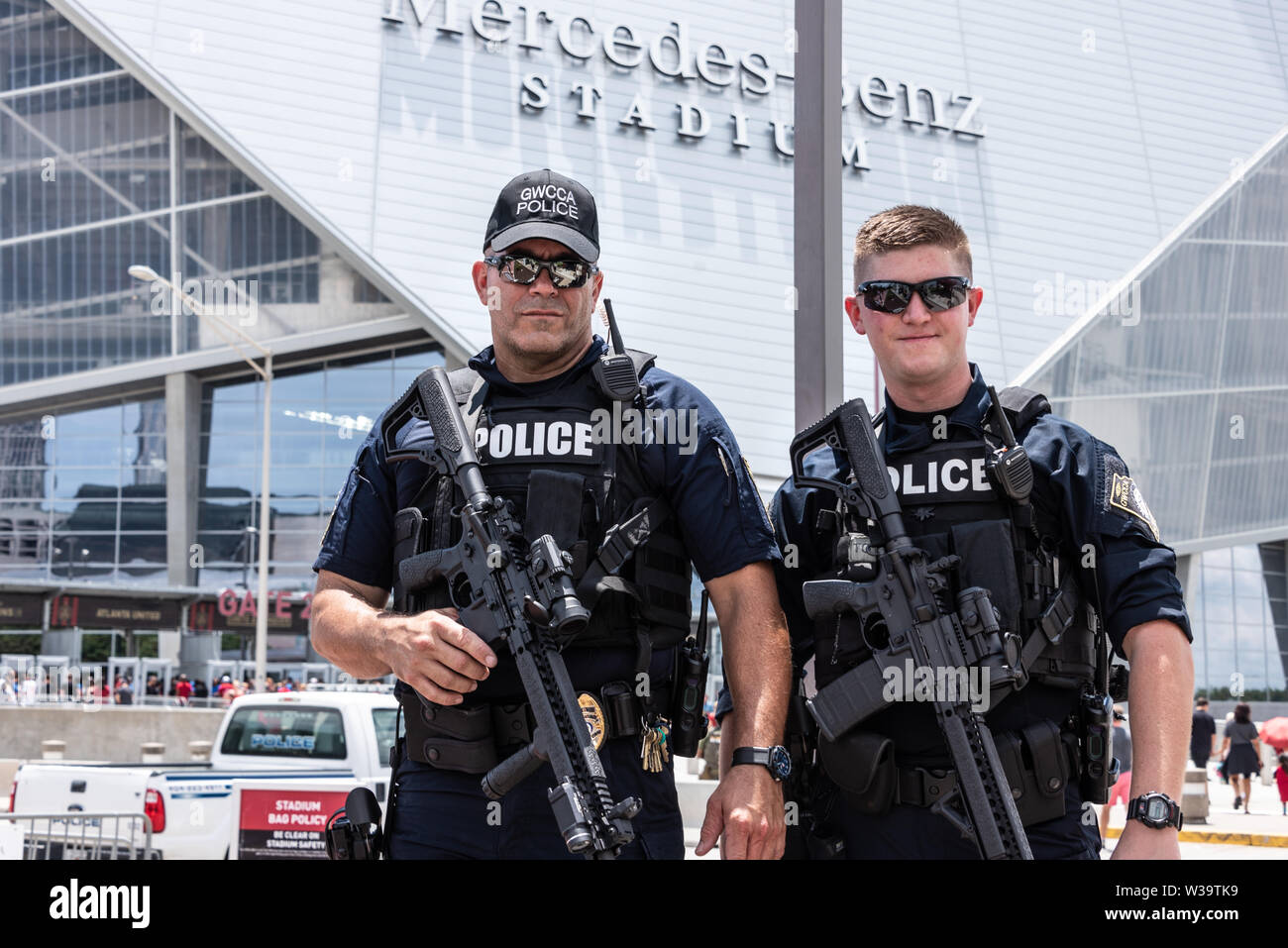 La sécurité de la Police d'Atlanta à Mecedes-Benz Stadium dans le centre-ville d'Atlanta, Géorgie. (USA) Banque D'Images