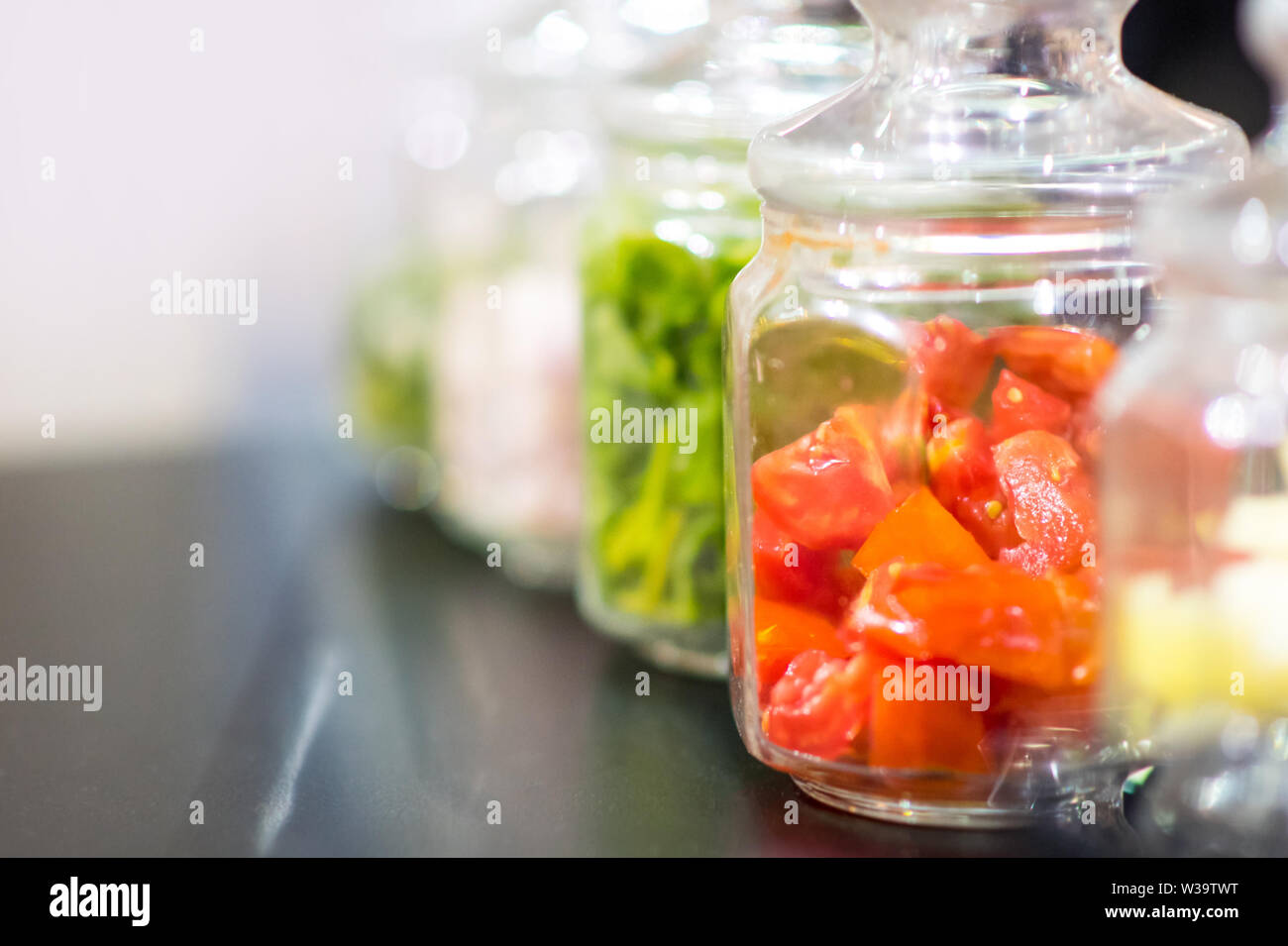 Les tomates dans un bocal en verre, la conservation des tomates, Selective focus Banque D'Images