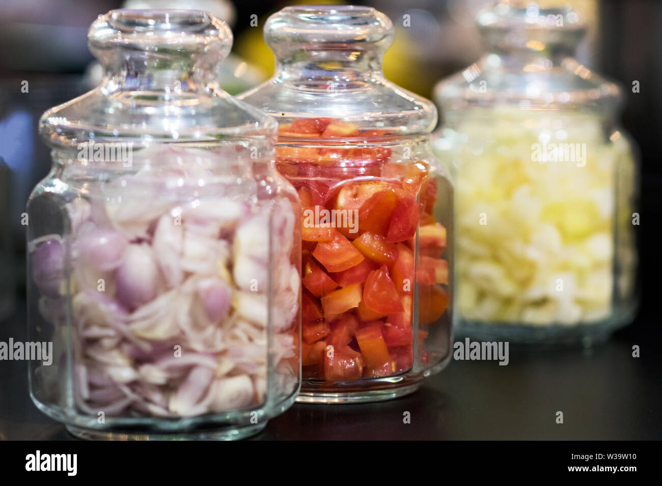 Les tomates dans un bocal en verre, la conservation des tomates, Selective focus Banque D'Images