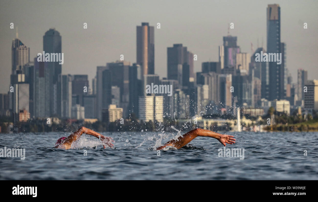 Piscine de la ville. Deux nageurs à Port Phillip Bay avc vers la ville de Melbourne. Banque D'Images