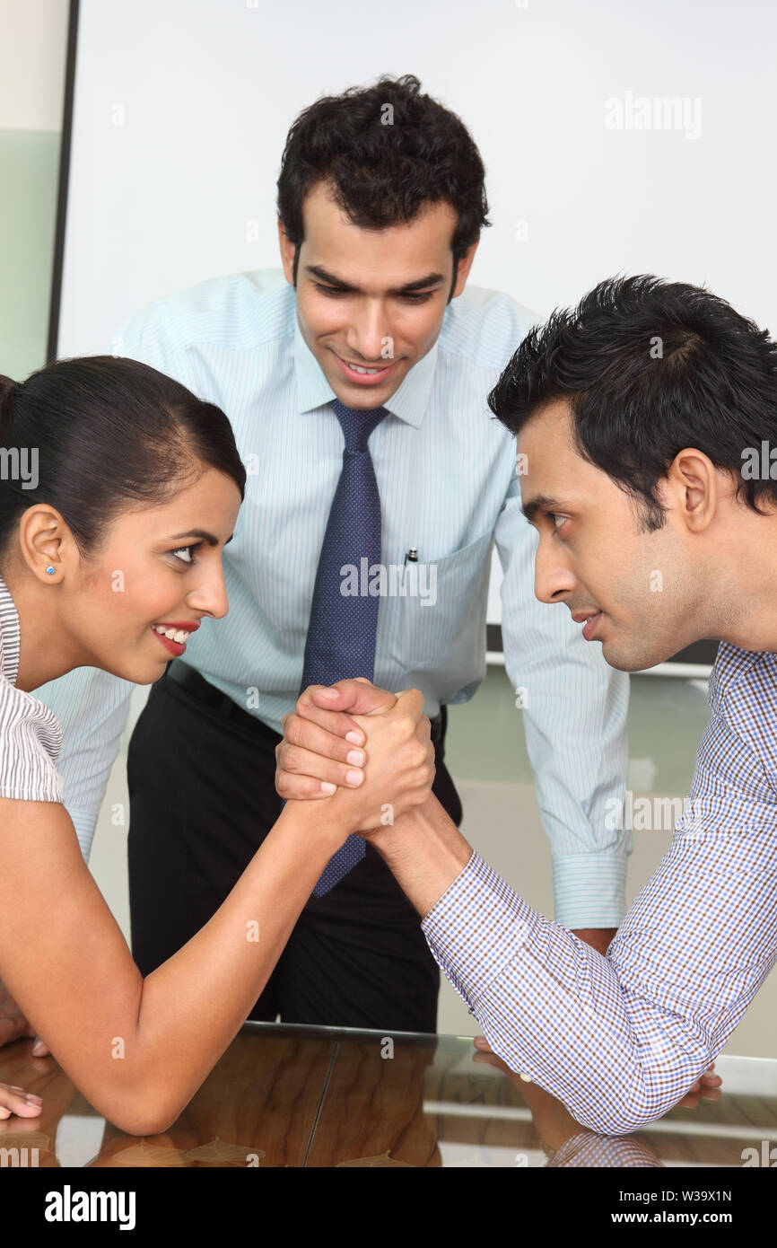 Young Indian Arm wrestling Banque D'Images