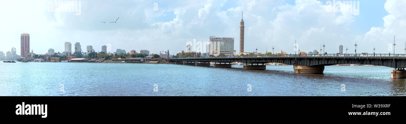Beau panorama du Nil, le pont et la Tour du Caire, Egypte Banque D'Images