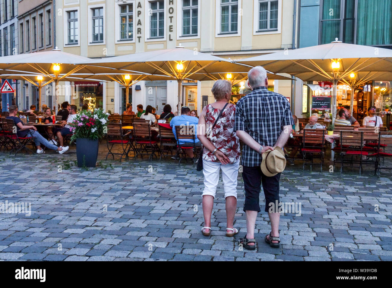 Neumarkt Dresde touristes, place Frauenkirche, Dresde Restaurant, Altstadt, Allemagne personnes âgées couple vue arrière Banque D'Images