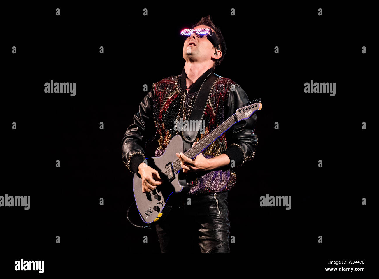 Milan, Italie. Le 13 juillet, 2019. Mattew Bellamy, chanteur et guitariste du groupe anglais Muse, le spectacle sur scène à Milan, à San Siro pour la "théorie" tour 2109 Simulation Crédit : Alessandro Bosio/Pacific Press/Alamy Live News Banque D'Images