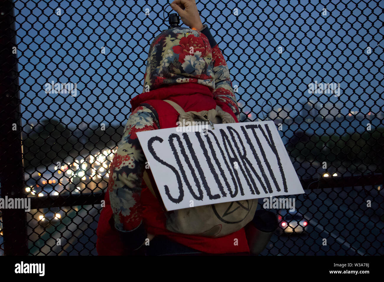 Protantistor avec panneau Solidarnosc sur l'autoroute. Des lumières pour Liberty veillée pour protester contre les centres de détention américains et les CAMPS DE GLACE pour enfants immigrants. Berkeley Banque D'Images