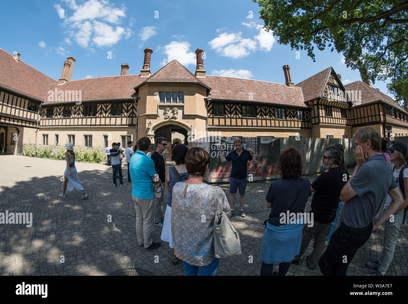 Potsdam, Allemagne. 15 juillet, 2018. Un groupe de visiteurs s'élève à l'entrée de Château Cecilienhof. Cecilienhof fut construite entre 1913 et 1917 par l'empereur Guillaume II pour son fils le prince Wilhelm. Ici, après la Seconde Guerre mondiale, les Alliés ont signé l'accord de Potsdam. Crédit : Frank Rumpenhorst/dpa/Alamy Live News Banque D'Images