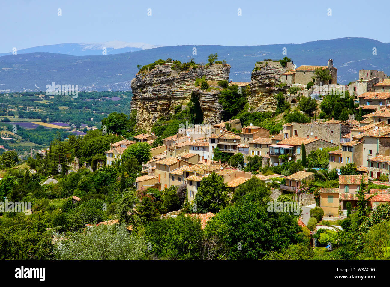 Vue sur le village de Saignon situé sur le rocher dans les montagnes du Luberon, Vaucluse, Provence, France. Banque D'Images