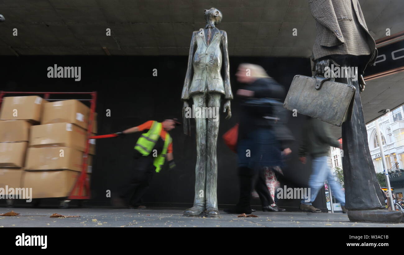 Melbourne, Australie : 'Trois hommes d'affaires qui ont apporté leur propre déjeuner : Batman, Swanston et Hoddle" sculpture de Swanston Street. Banque D'Images