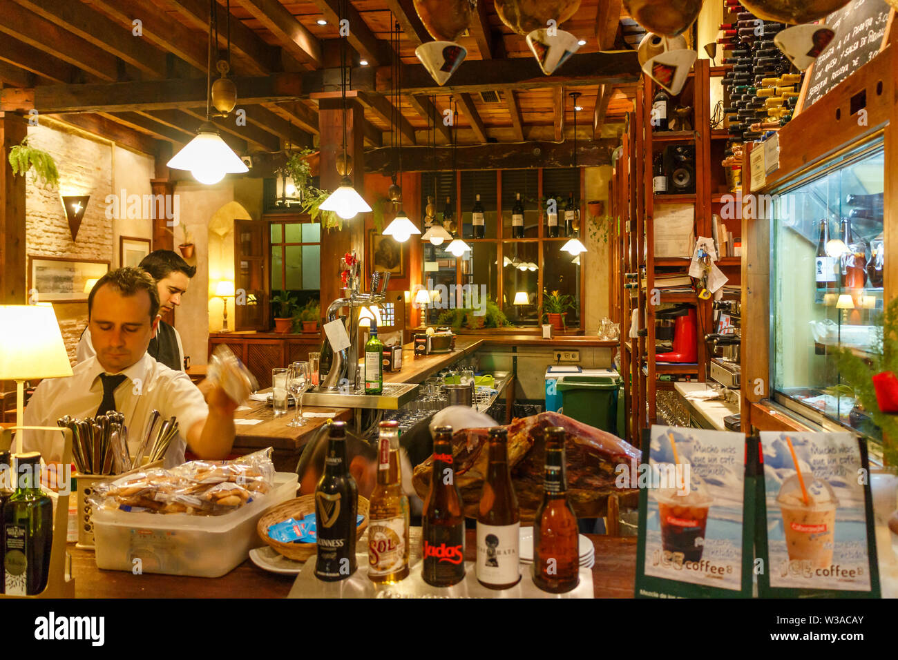Séville, Espagne - 3 septembre 2015 : barmen travaillant dans un bar de la vieille ville. La région est un lieu de soirée populaires. Banque D'Images
