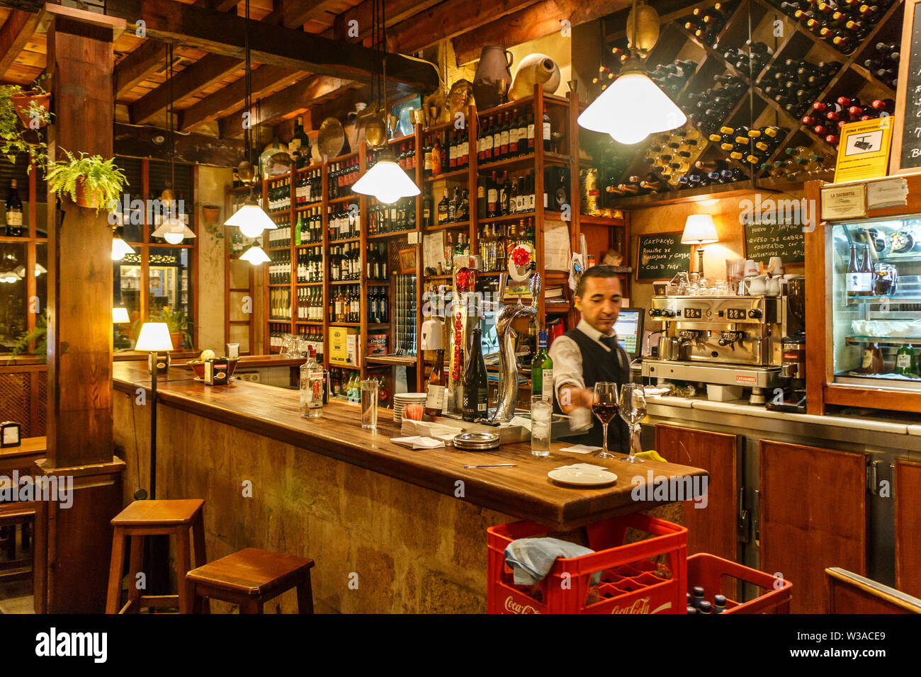Séville, Espagne - 3 septembre 2015 : barmen travaillant dans un bar de la vieille ville. La région est un lieu de soirée populaires. Banque D'Images