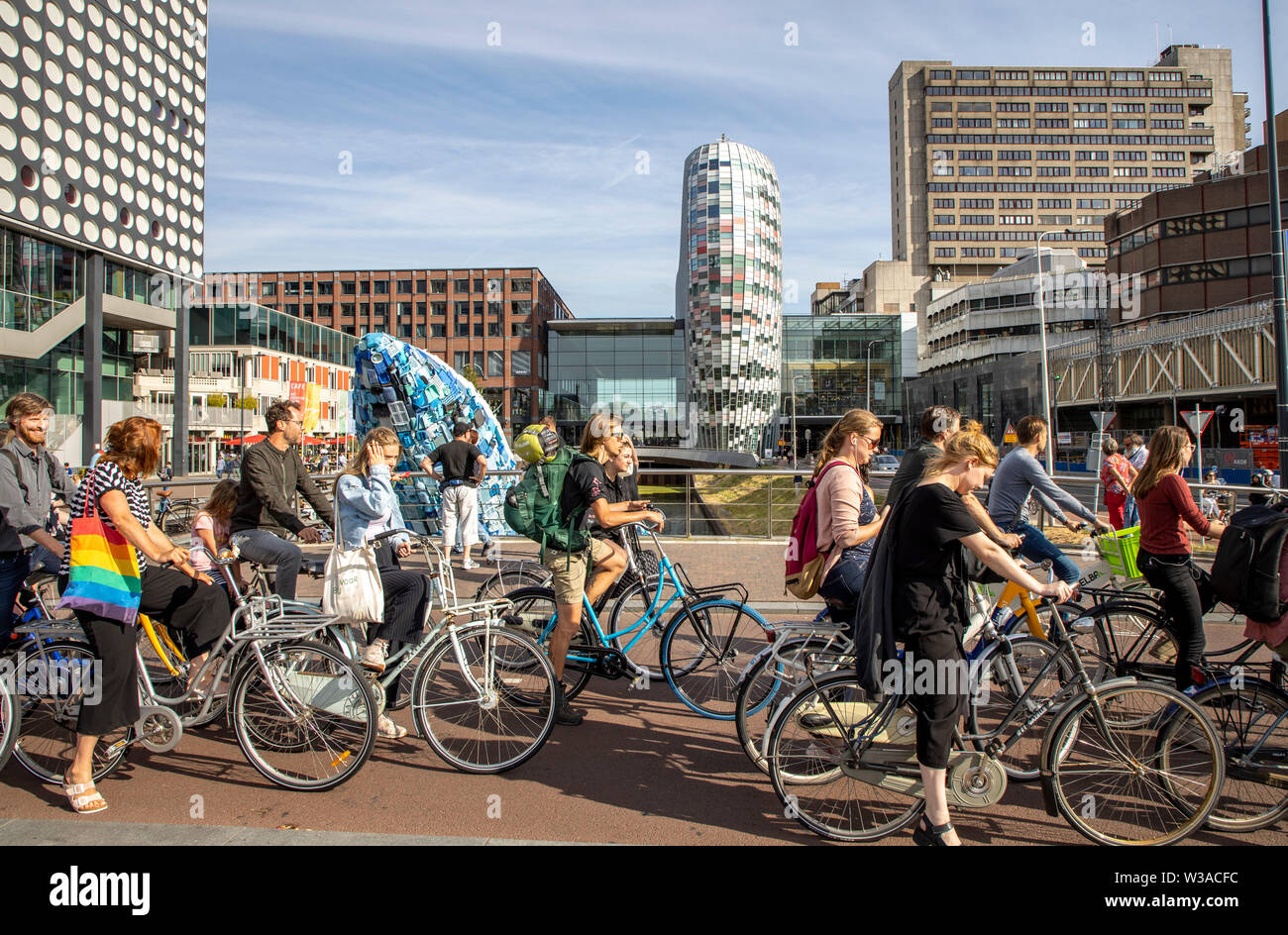 Utrecht, aux Pays-Bas, la circulation des bicyclettes dans le centre-ville, 60  % d'Utrecht viennent en vélo dans la ville, piste cyclable, piste cyclable, voie de Vredenburg, Hoog Cat Banque D'Images