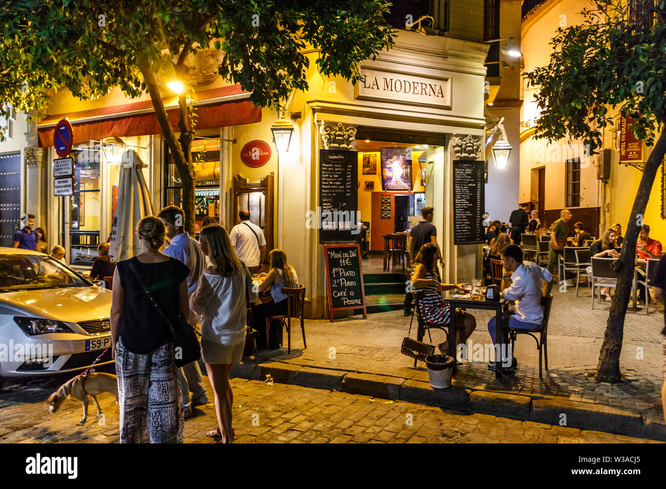 Séville, Espagne - 3 septembre 2015 : personnes dînant dans un restaurant de la vieille ville. La région est un lieu de soirée populaires. Banque D'Images