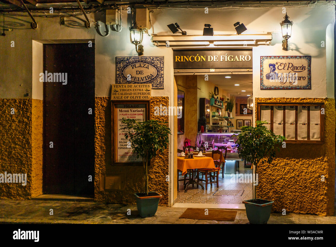 Séville, Espagne - 3 septembre 2015 : Bar restaurant de la vieille ville. La région est un lieu de soirée populaires. Banque D'Images