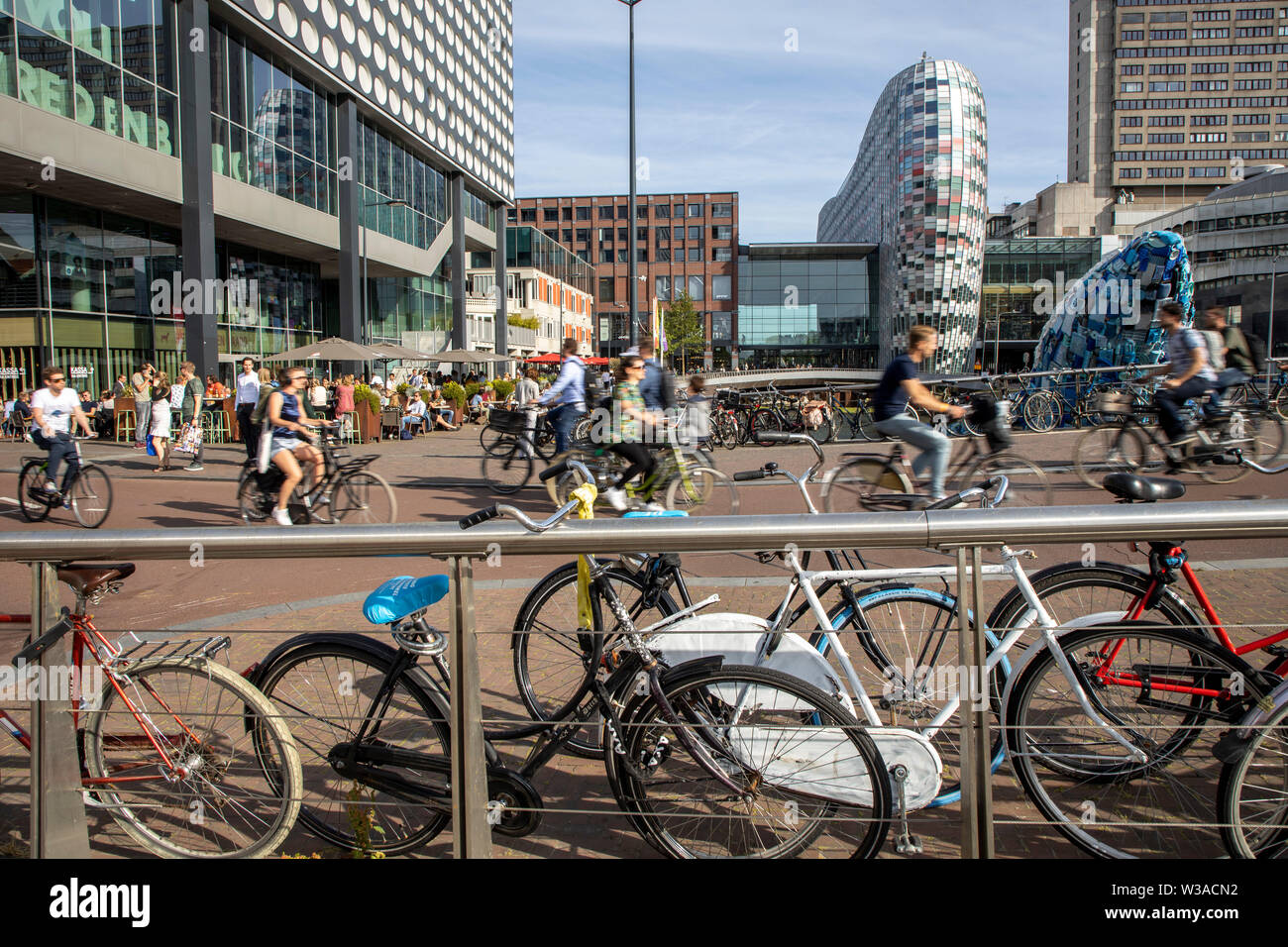 Utrecht, aux Pays-Bas, la circulation des bicyclettes dans le centre-ville, 60  % d'Utrecht viennent en vélo dans la ville, piste cyclable, piste cyclable, voie de Vredenburg, Hoog Cat Banque D'Images