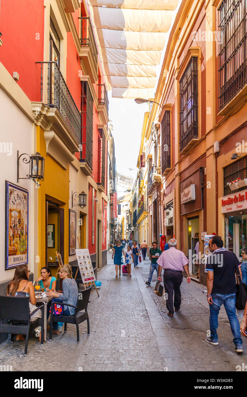 Séville, Espagne - 3 septembre 2015 : les gens marcher dans une rue de la vieille ville. Séville est la capitale de l'Andalousie. Banque D'Images