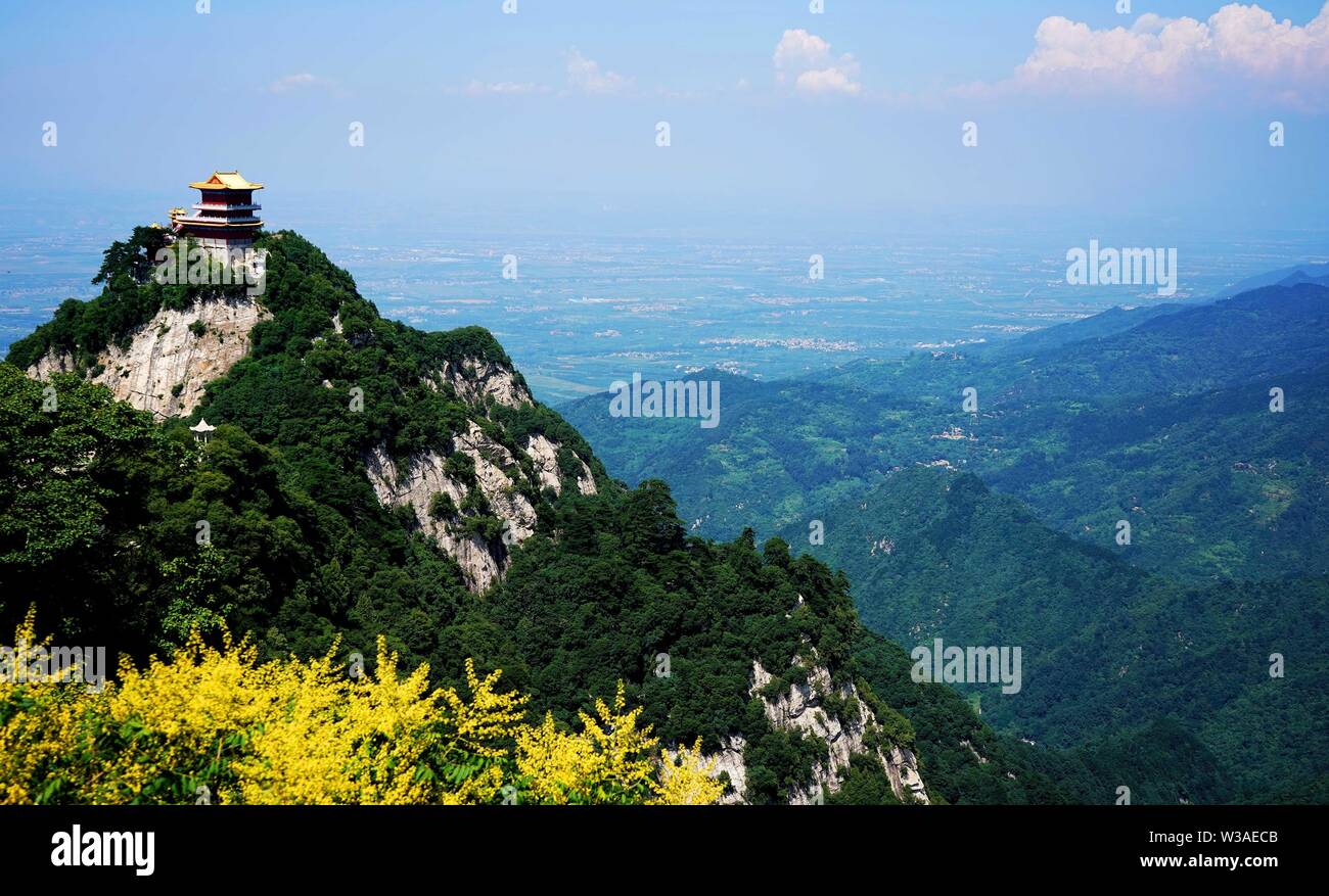 Xi'an. Le 13 juillet, 2019. Photo prise le 13 juillet 2019 présente une vue de la montagne Wutai sud à Chang'an District de Xi'an, province du Shaanxi du nord-ouest de la Chine. Avec 1 688 mètres de hauteur au-dessus du niveau de la mer, le Sud montagne Wutai est un endroit pittoresque dans les montagnes de Zhongshan. Credit : Liu Xiao/Xinhua/Alamy Live News Banque D'Images