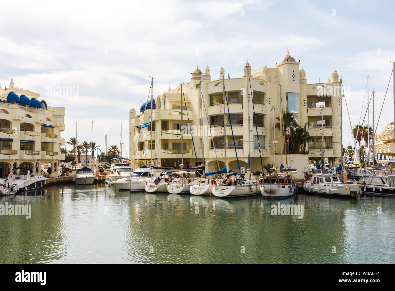 Benalmadena, Espagne - 4 septembre 2015 : bateaux amarrés dans la marina. Le port a une capacité de plus d'un millier d'amarrage. Banque D'Images