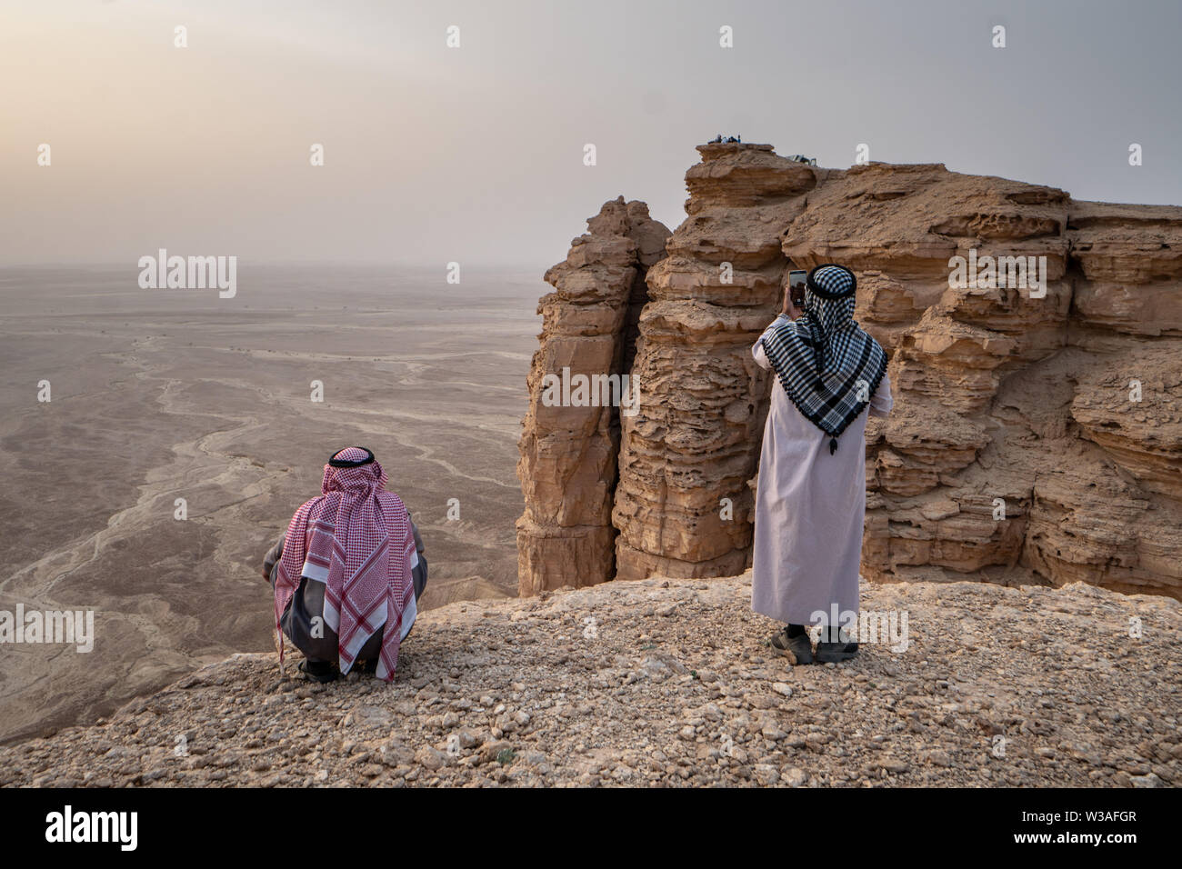 Deux hommes en costume traditionnel au bord du Monde près de Riyad en Arabie Saoudite Banque D'Images