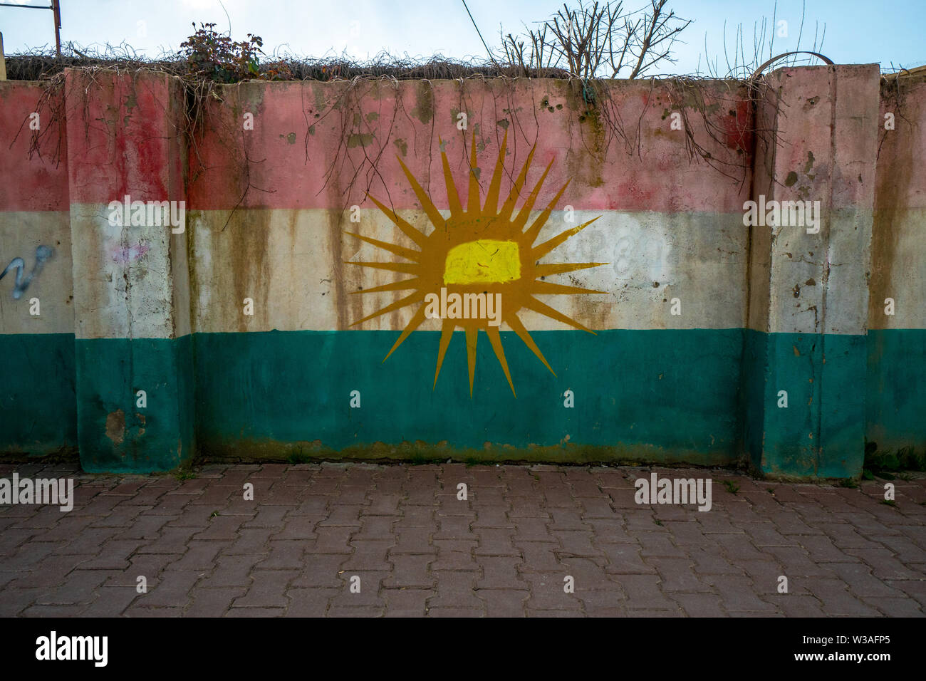 Drapeau du Kurdistan peint sur un mur à Halabja, en Irak Banque D'Images