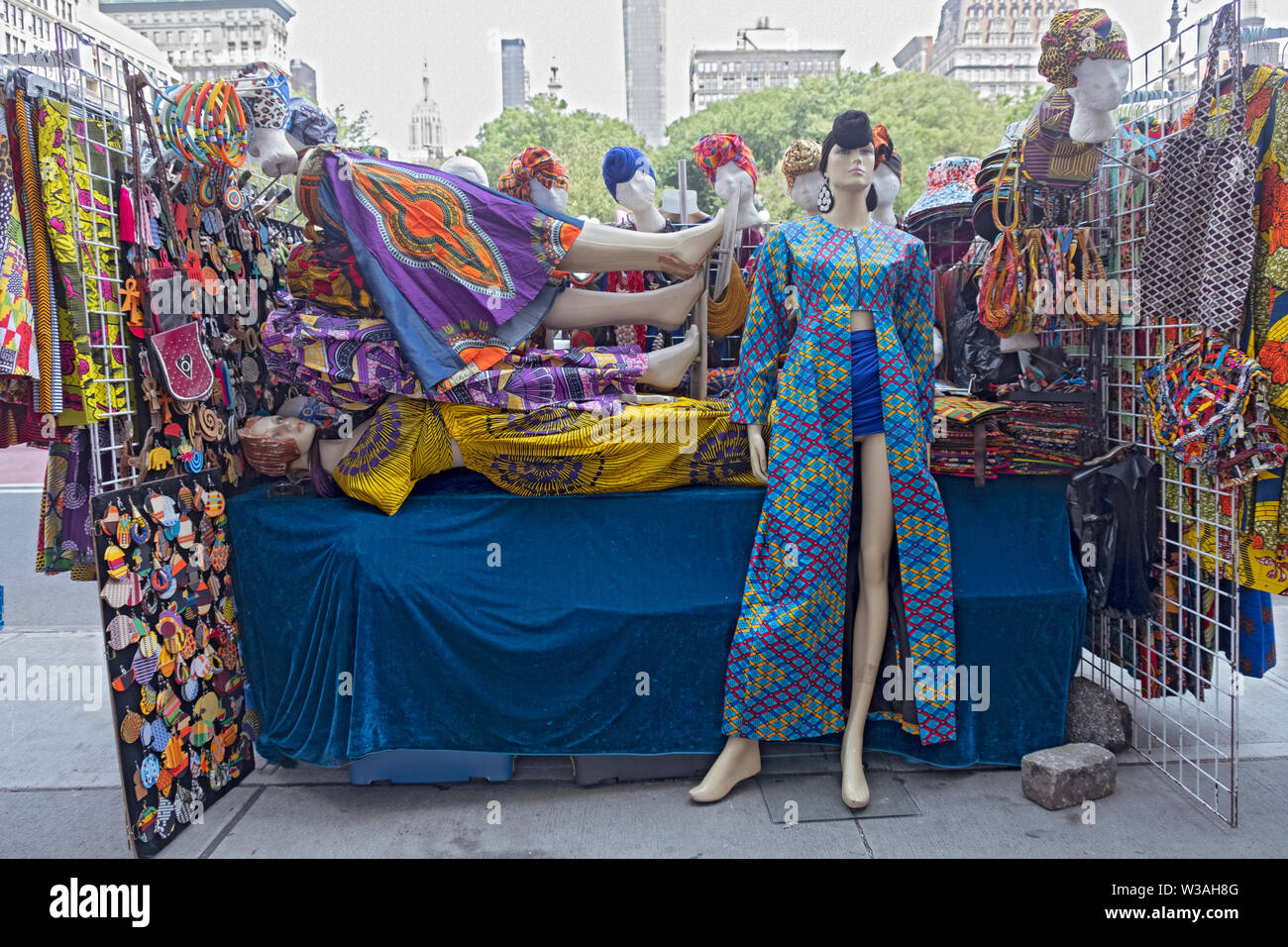 Vêtements pour femmes aux motifs sénégalais à vendre sur un stand installé sur East 14th St. près du parc Union Square dans le bas de Manhattan, New York. Banque D'Images