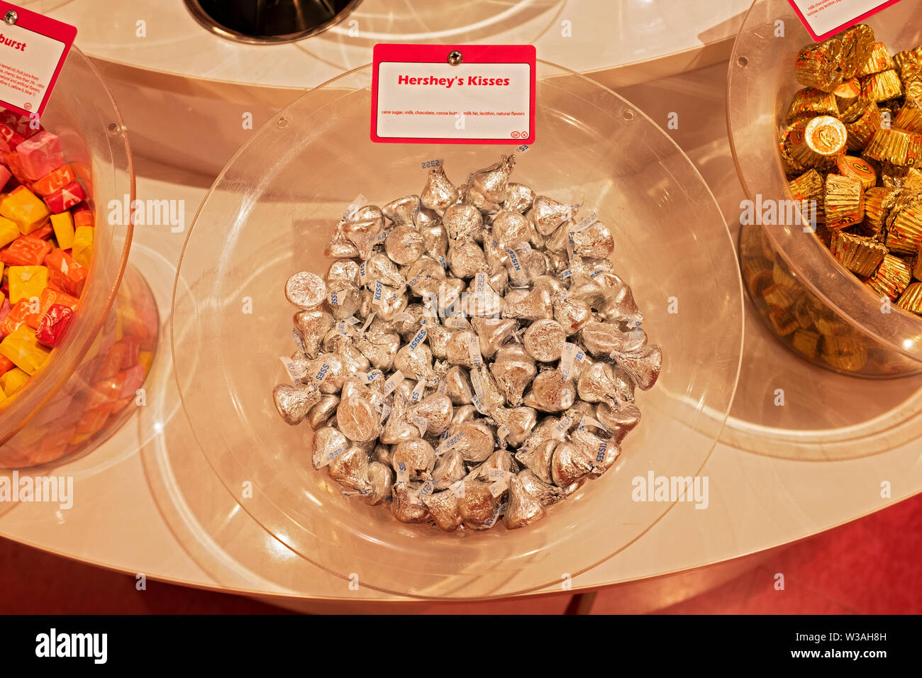 Pour HERSHEY'S KISSES vente à c'sugar un livre par le magasin de bonbons à Broadway dans Lower Manhattan, New York City. Banque D'Images
