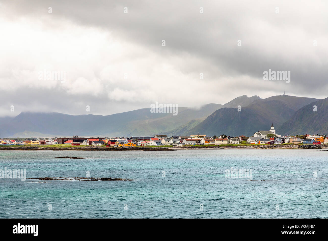 Village Panorama Andenes avec plusieurs maisons et montagnes en arrière-plan, îles Lofoten, Andoy, Municipalité, district de Vesteralen pays Nordland Banque D'Images