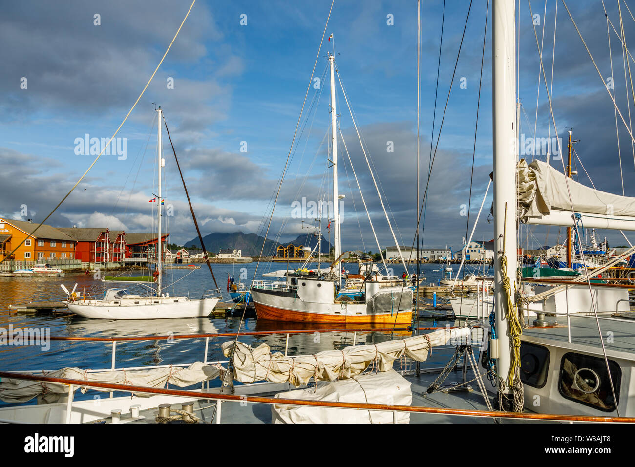 Les yachts et les bateaux sur la montagne en arrière-plan au quai à Svolvær, Lototen îles, Austvagoya Vagan, municipalité, comté de Nordland, Norvège Banque D'Images