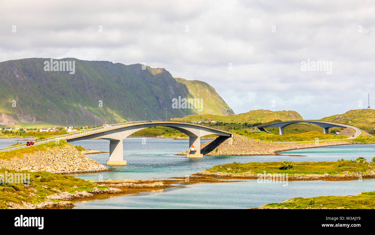 Twisted route autoroute avec Freedvang les ponts à l'île de Lofoten fjord, Municipalité du comté de Nordland, Flakstad, Norvège Banque D'Images