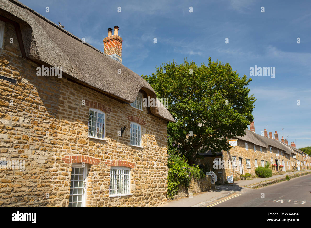 Une vue de maisons d'adobe dans le village d'Abbotsbury près de plage de Chesil. Dorset England UK GO Banque D'Images