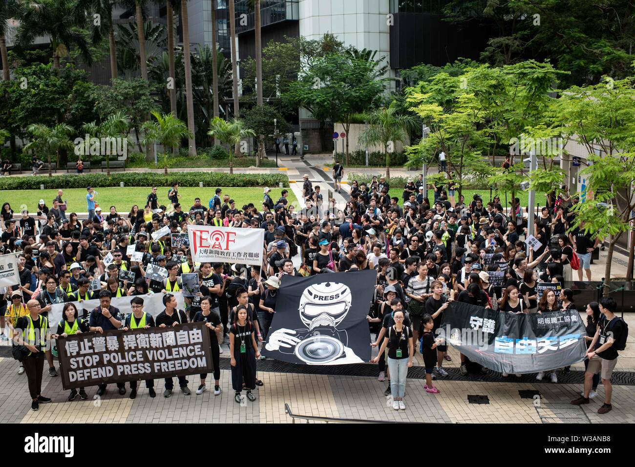 Hong Kong, Chine. 14 juillet, 2019. Les manifestants tiennent des banderoles pendant une marche réclamant pour la liberté de la presse.Les groupes de médias et de syndicats de journalistes a organisé un "Arrêter la violence policière, défendre la liberté de la presse" marche silencieuse pour exprimer la police exige que facilite le travail des médias et le respect de la liberté de la presse. La manifestation ont été appelés après avoir subi des agressions et des professionnels des médias ont été insultés par les agents de police alors qu'ils couvraient les manifestations contre la loi sur l'extradition vers la Chine. Credit : SOPA/Alamy Images Limited Live News Banque D'Images