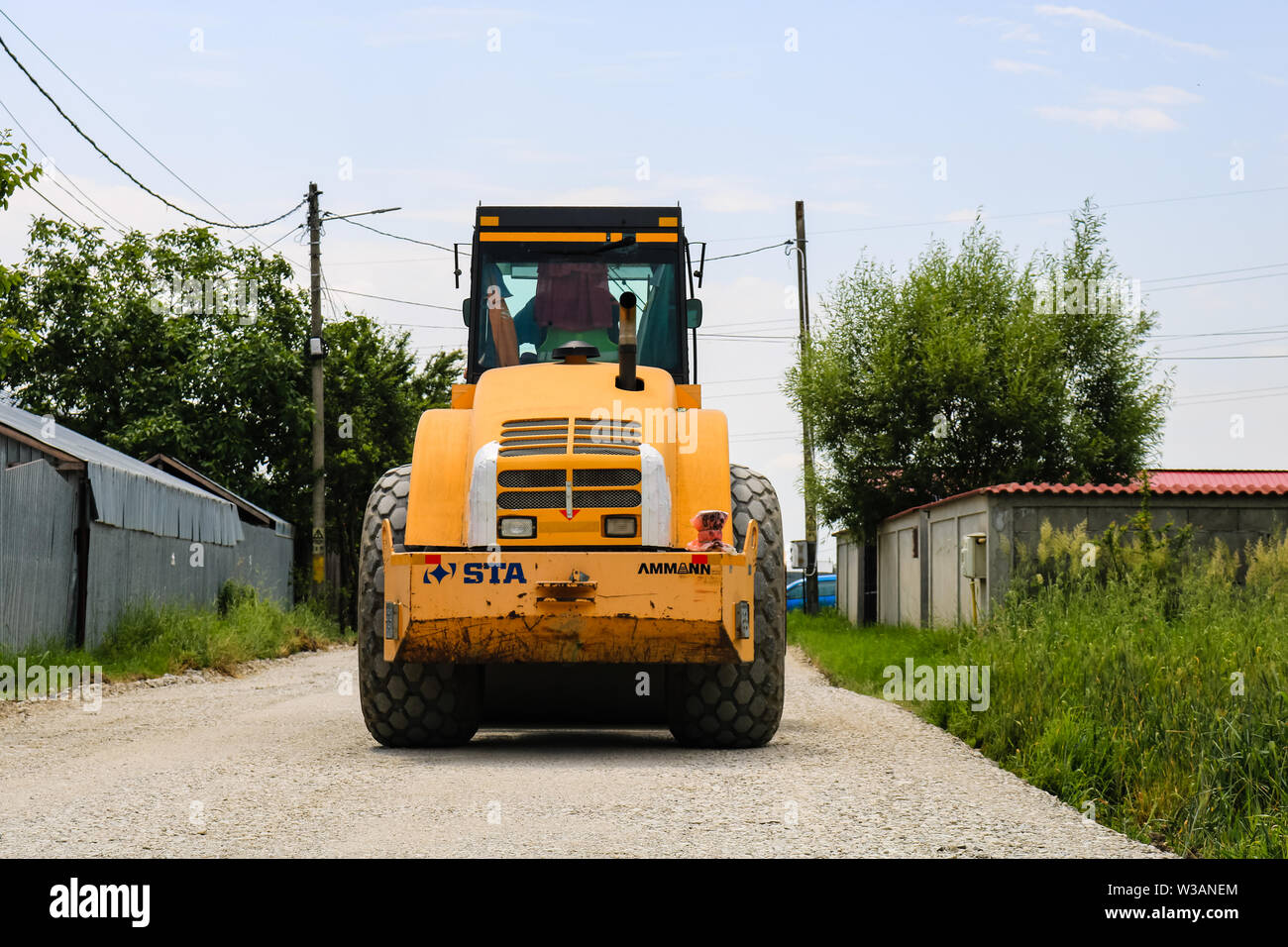 Targoviste, Roumanie - 2019. Grande vue sur la route de rouleaux sur la nouvelle route chantier de construction. Banque D'Images