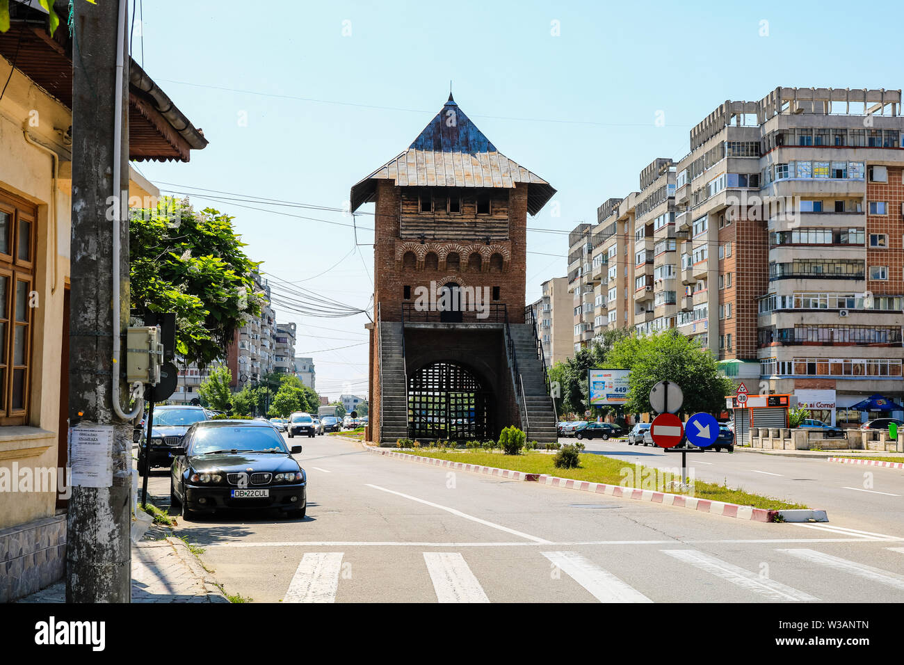 Targoviste, Roumanie - 2019. La porte de Bucarest dans le centre-ville d'Targosviste ville. Banque D'Images