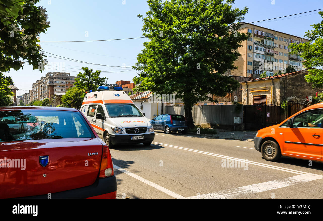 Targoviste, Roumanie - 2019. La circulation d'urgence en ambulance à Targoviste ville. Banque D'Images