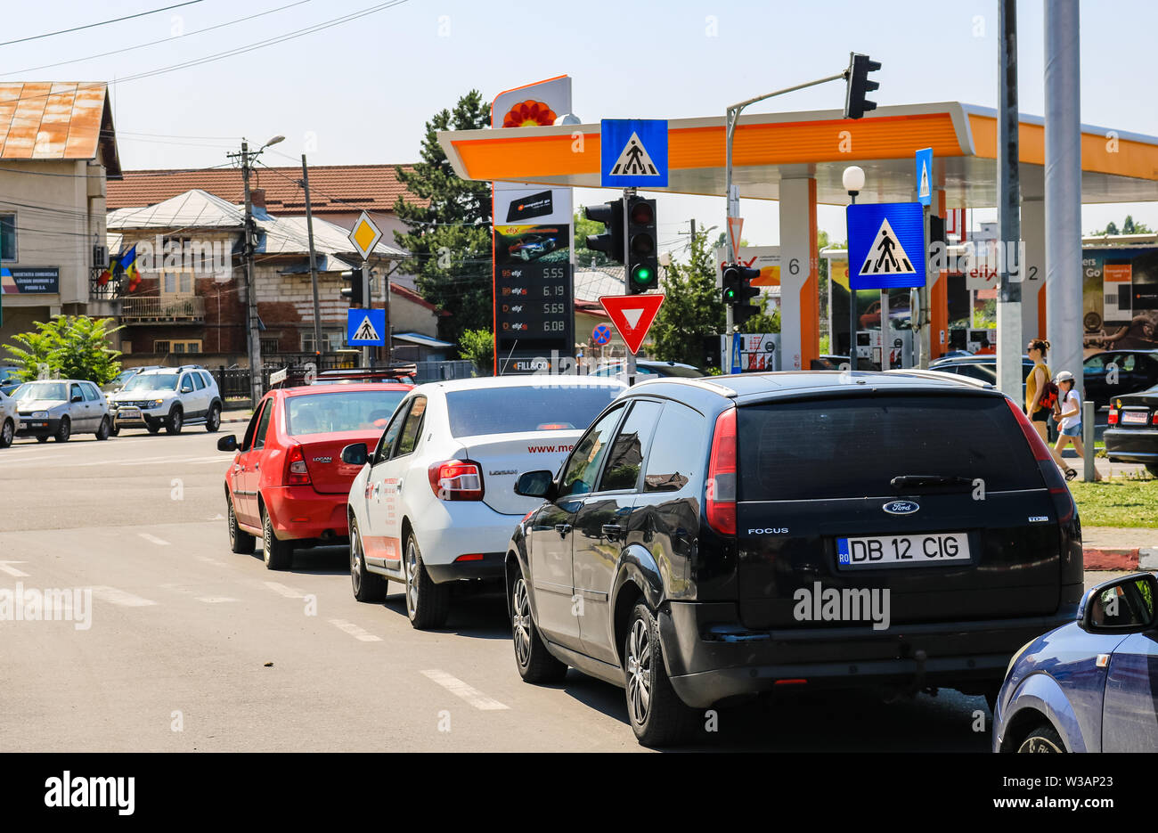 Targoviste, Roumanie - 2019. Voitures dans la salle d'attente du trafiic lumières dans la ville. Banque D'Images