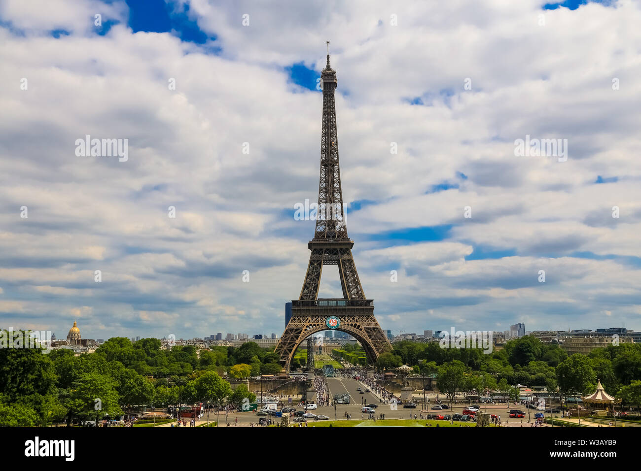La vue de la Tour Eiffel avec le Pont d'Iéna pont vu depuis le Trocadéro. Les touristes sont de traverser le pont pour rejoindre la célèbre monument. Le... Banque D'Images