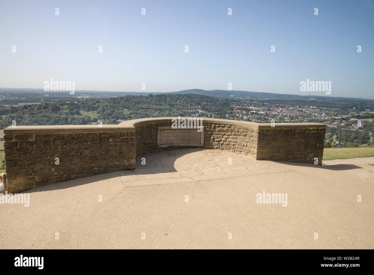 Des vues spectaculaires sur la campagne du Surrey de fort hill viewpoint dans les North Downs Surrey Banque D'Images