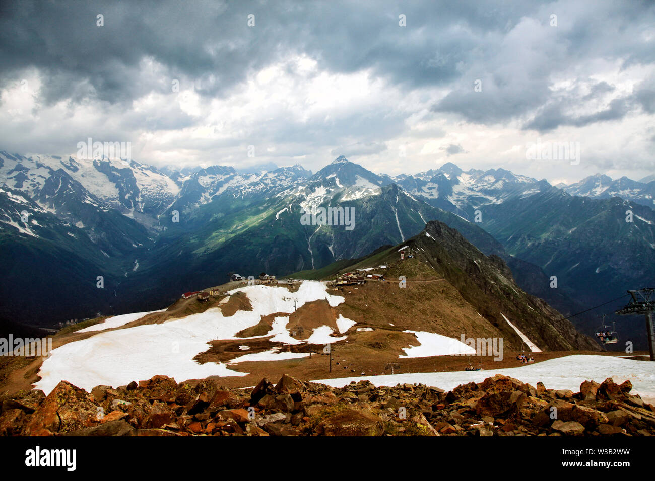 Panorama de montagnes spectaculaire scène avec ciel bleu dans le parc national de Dombay Banque D'Images