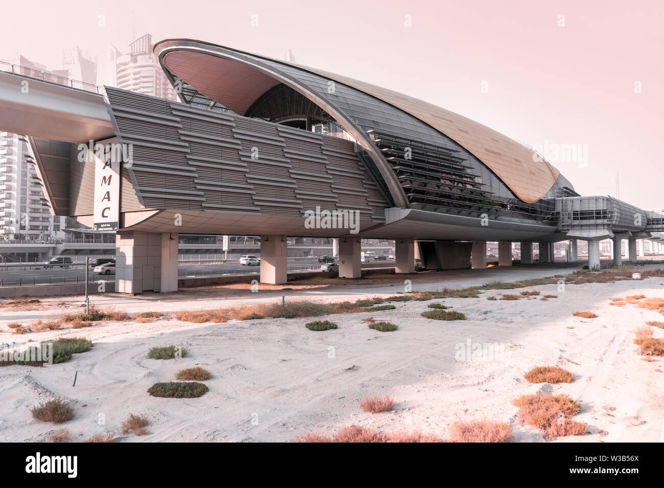 Metro Station, Dubaï, Emirats Arabes Unis - Sep.13, 2018 : Le métro de Dubaï est un réseau ferroviaire de transport en commun rapide. La station de métro dans une brume rose au lever du soleil. Banque D'Images