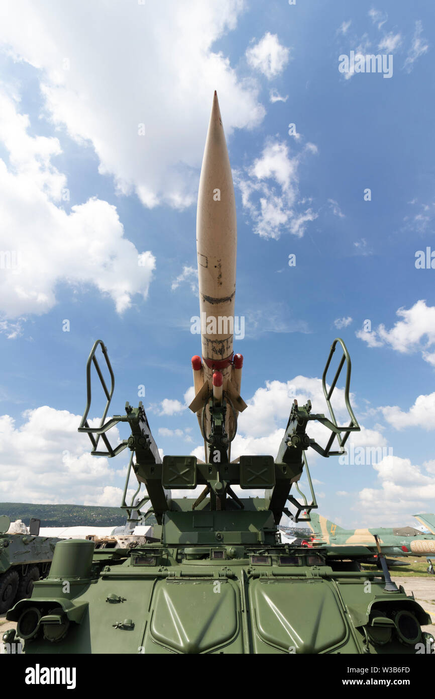 BUDAPEST/Hongrie - 05,18, 2019 : Activité lucrative SA-6 2K12 Kub ancienne fédération de missile sol-air système à un show de la défense. Vue avant, grand angle, ciel bleu. Banque D'Images
