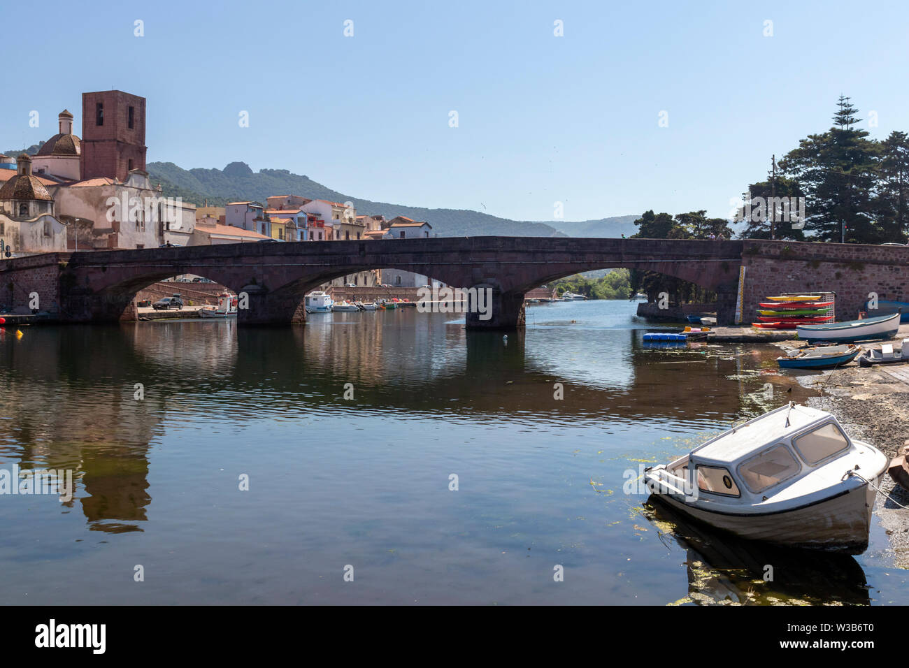 Avis de Bosa, Sardaigne, avec des maisons italiennes. Fleuve Temo avec pont et bateau à terre en premier plan. Journée d'été tourné. Banque D'Images