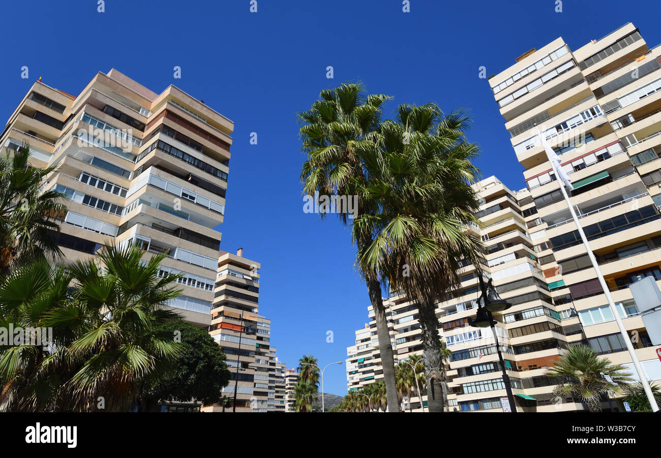 Blocs d'appartements résidentiels avec palmiers et ciel bleu. Banque D'Images