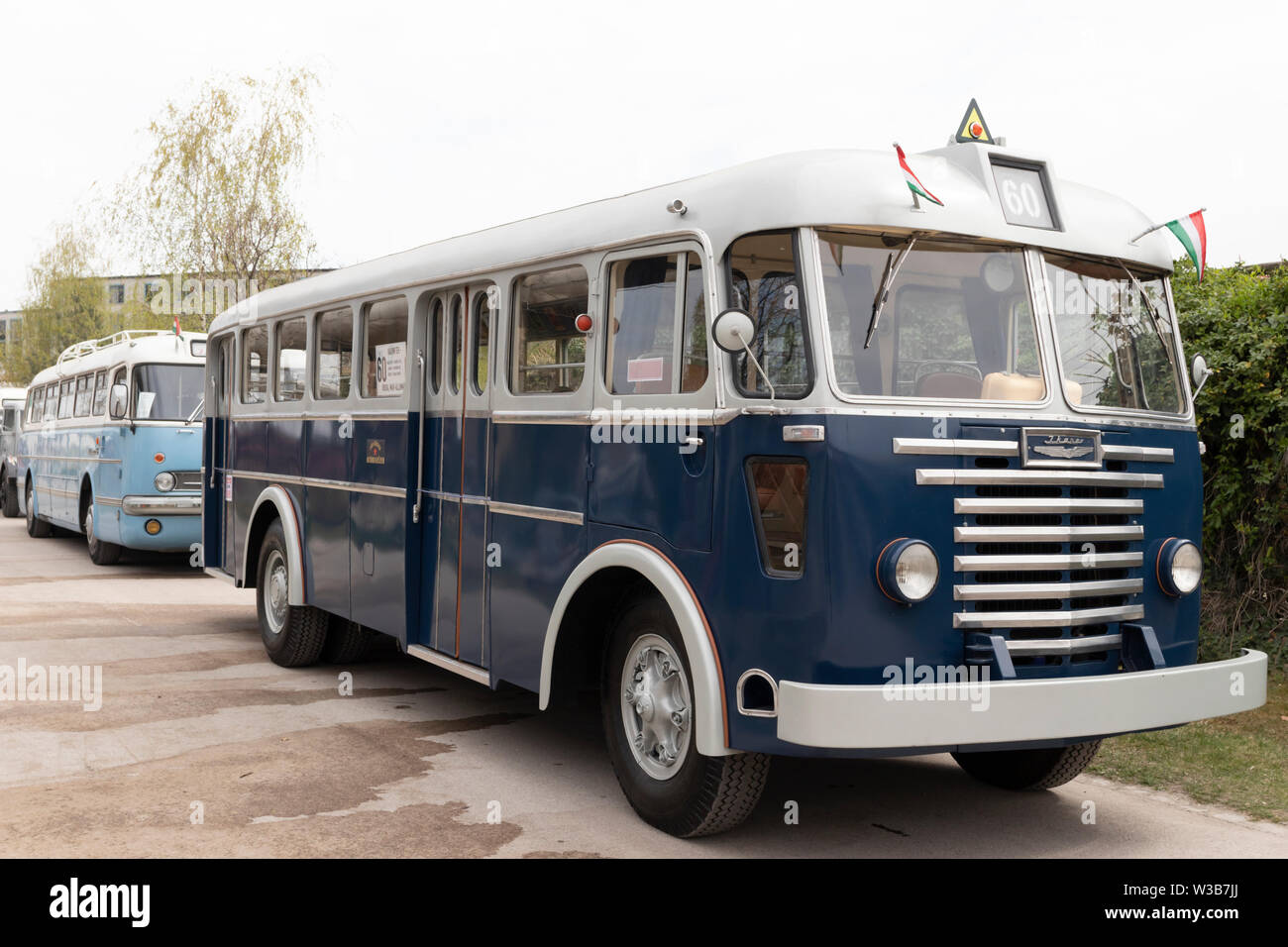 BUDAPEST, HONGRIE - 05 Avril 2019 : Vintage Oldtimer Ikarus bus sur l'affichage à un salon de voitures. Banque D'Images