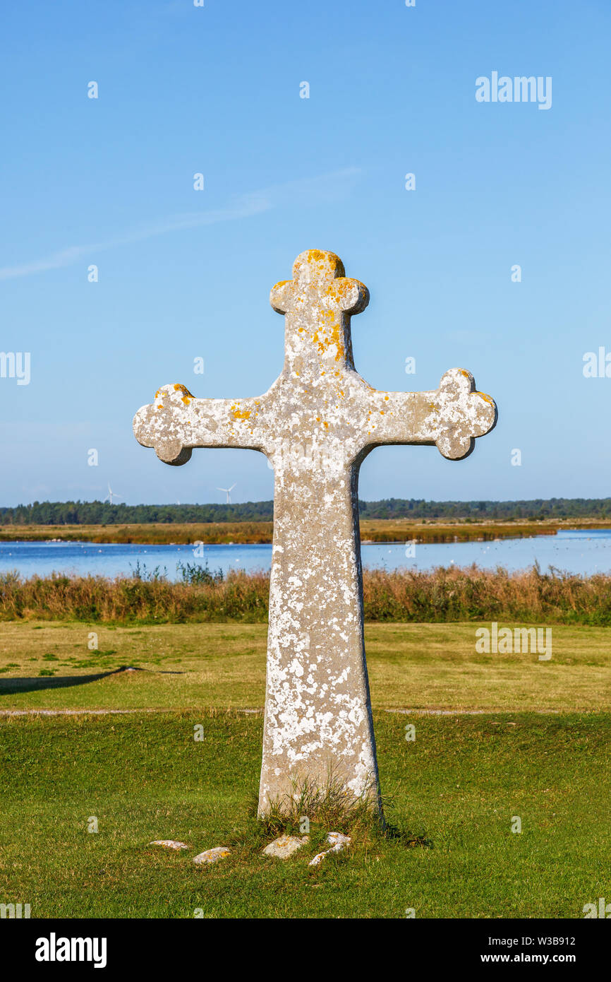 Croix de Pierre sur une plage meadow Banque D'Images